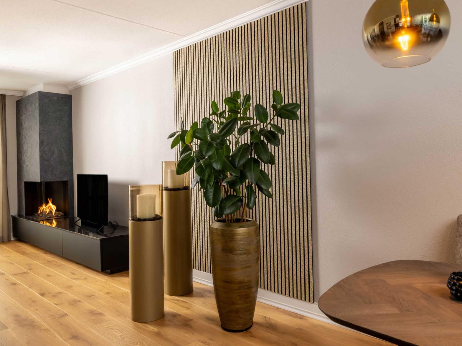 Akoestische houten wand met TV, gemaakt door Klusbedrijf Schrooder