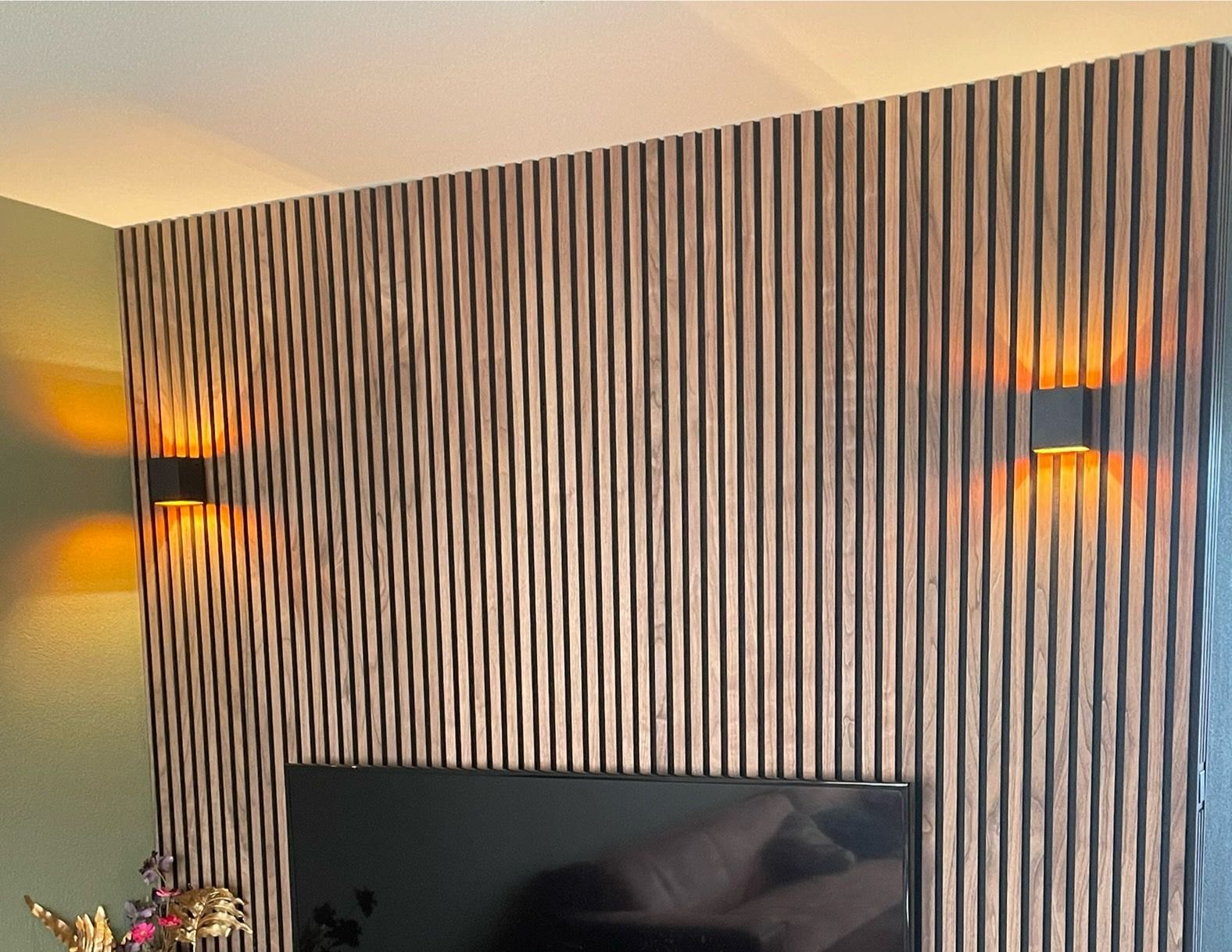 Akoestische houten wand met TV — echt werk van Klusbedrijf Schrooder