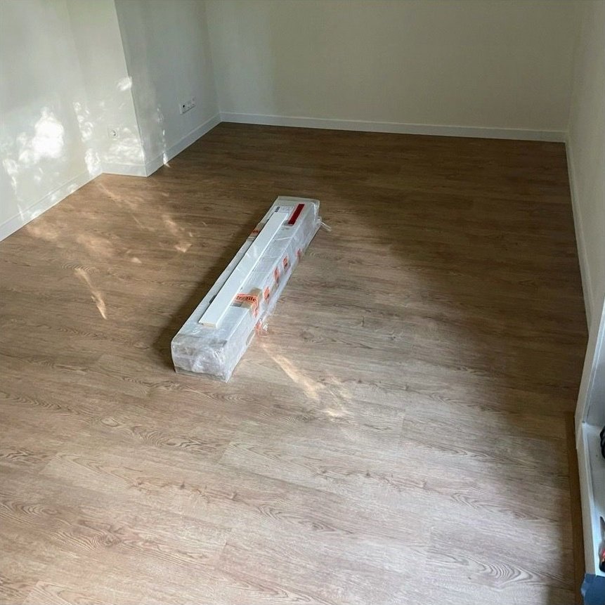 Lege kamer, laminaat gelegd