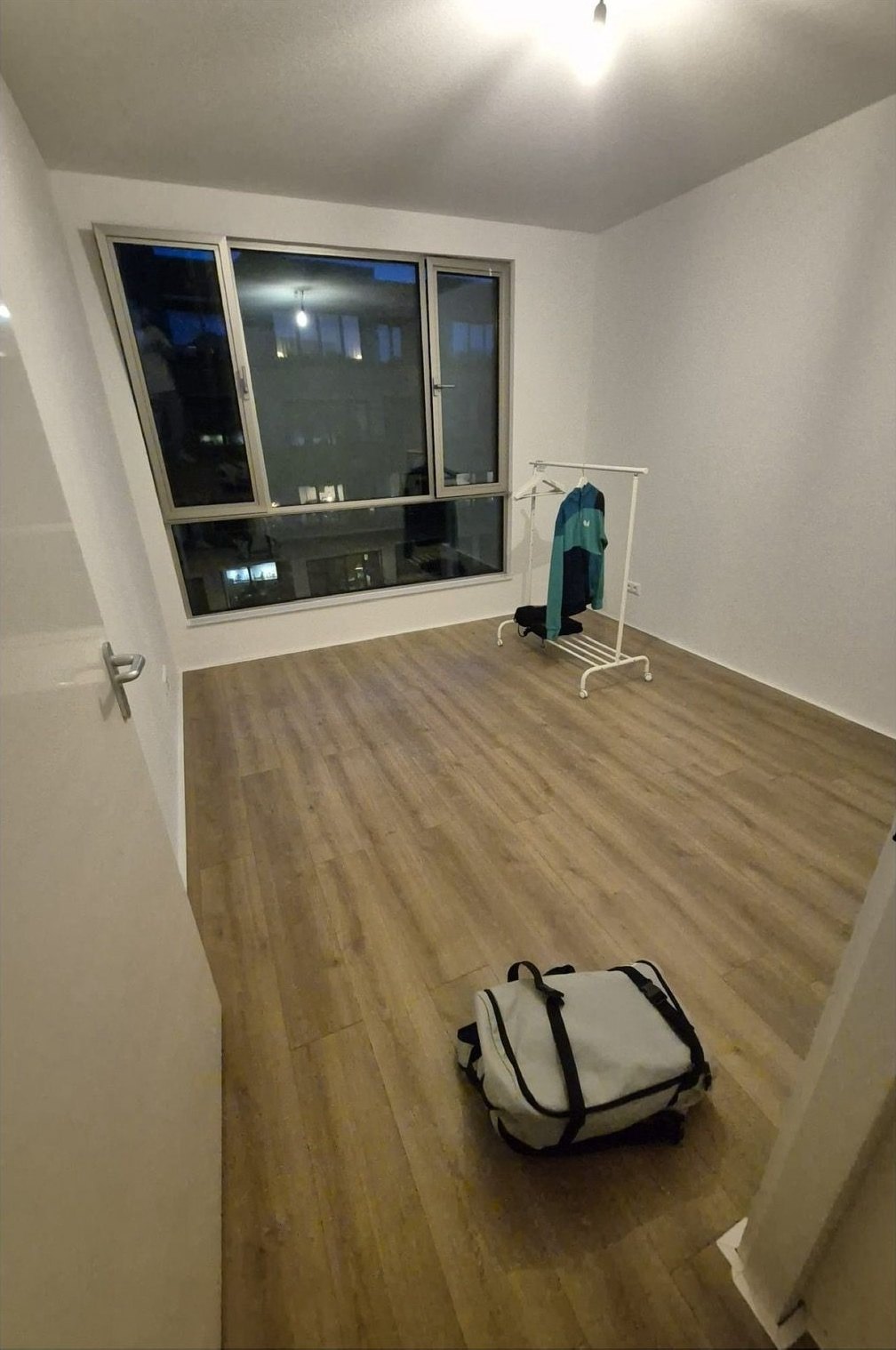 Woonkamer met laminaat, avondlicht