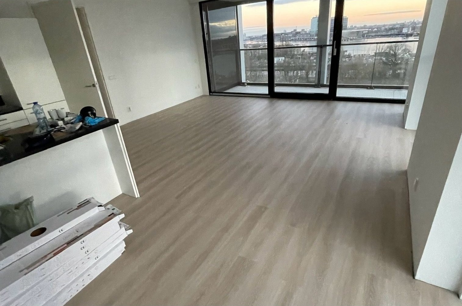 Lege kamer met laminaat