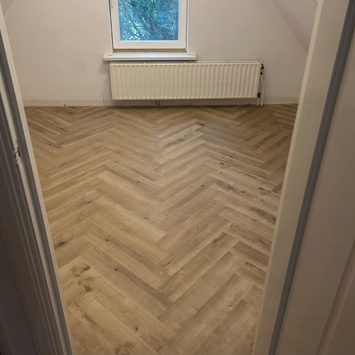 Zolder loft met laminaat en dakraam